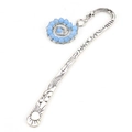 Dettaglio di segnalibro argento vintage con incisioni sole stelle e perline blu - Argento + Blu Chiaro
