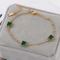 Elegante bracciale in acciaio al titanio dorato con pietre verde smeraldo quadrate su velluto - Bracciale di Pietra Quadrata Verde (N371)