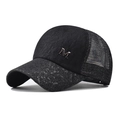 Dettaglio del cappellino nero con paillettes e logo M in metallo e trama a rete - Regolabile / Nero con Logo M