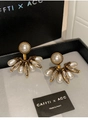 Französische Vintage-Ohrringe mit Perlen und Kristallen in antikem Gold-Finish - Silbernadel - Bronze - Weiß