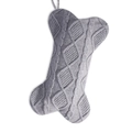 Grauer gestrickter Weihnachtsstrumpf in Knochenform mit Rautenmuster für Feiertagsdeko - Grau