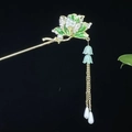 Goldene Haarnadel mit grünem Emaille-Blumen-Design und Quasten für Hanfu-Mode - Grüne Glasierte Blume Strass Künstliche Perle Quaste (1966)