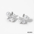 Detail van zilveren oorknopjes met witte pareltrossen en sprankelende zirkonia-stenen - Zilver (PD2993)