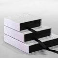 Set di tre scatole per gioielli glitterate argento in dimensioni piccola, media e grande - Argento Stellato (con Scatola Interna Nera); 7*7*2 Cm (qualità Per L'esportazione)