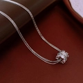 Gros plan d'un collier multicouche argenté avec un pendentif cylindrique pavé de zircons - Argent (Plaqué Or Véritable)