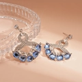 Detalle de pendientes vintage de plata con gemas azules y cristales pavé brillantes - Perno de plata-Azul