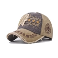 Dettaglio del cappello vintage kaki con ricamo a stella e bordi sfrangiati dall'effetto usato - Regolabile / Pharaoh Khaki