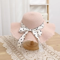 Detalle de sombrero de paja rosa con ala ondulada y lazo de cinta de lunares blanco y negro - 52cm (Recomendado 1-3 años) / Sombrero / Rosa