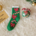 Calze natalizie in pile corallo verde con motivo di bastoncino di zucchero in palla regalo - Senza Pompon / Regalo di Natale Verde