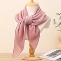 Foulard quadrato plissettato rosa in finto lino annodato su manichino stile autunno - Rosa