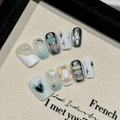 Set di unghie finte fatte a mano con specchio argento, crema e cuori 3D decorati - XS / Extra Short Coffin