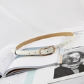 Detailopname van een witte leren riem met gouden metalen gesp op een tijdschrift - 1.8cm Brede 8-vormige Gesp / Wit
