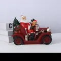Babbo Natale festivo alla guida di un'auto vintage rossa con albero e cani - Babbo Natale alla Guida di un'Auto