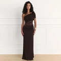 Elegante donkerbruine maxi-jurk met één schouder, taille-kantwerk en een slanke pasvorm - S / koffiekleur