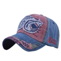 Detalle de gorra de béisbol vintage azul y roja con bordados y estilo desgastado - Ajustable / Marino + Burdeos