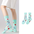 Minzgrüne asymmetrische Baumwollsocken mit medizinischem Motiv, Erste-Hilfe-Kasten und Pillen - Medizinisches Erste-Hilfe-EKG-Thema (1043)