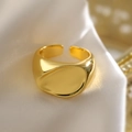 Anillo abierto minimalista en metal dorado ajustable sobre fondo de seda suave - Estilo Ancho De Arco Redondo Minimalista / Dorado