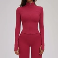 Slank gesneden bessenrode yogaset met jack, legging en handige duimgatmanchetten - S / Kersenrood