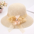 Eleganter beiger Strohhut für Damen mit großer Organzaschleife und Perlenanhänger-Detail - Einheitsgröße / Beige