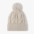 Gorro de punto trenzado beige con un pompón grande de piel sintética y dobladillo - Beige