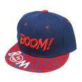 Dettaglio macro del ricamo 3D BOOM rosso e stampa graffiti sulla tesa piatta del cappello - M(56-58cm) / Blu Navy/Rosso