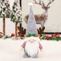 Gnomo navideño con gorro gris de cuernos de reno y brazos a rayas rojas en fondo festivo - Gris con capucha