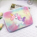 Dettaglio del ricamo a unicorno e trama peluche arcobaleno su custodia morbida tablet - Tie-Dye Rosa Giallo Blu (Unicorno-1)