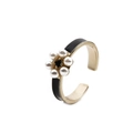 Bague ouverte dorée à la mode avec émail noir et détail de fleur en perle blanche - Ouvert Réglable / Noir (CR0559DX)