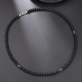 Detailansicht der schwarzen matten Lavasteinperlen und Silberakzente auf langer Halskette - Schwarze Matte Rundperle Silbermetallring Kette (ZJ10560)