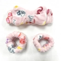 Set fascia e polsini in pile di corallo rosa con stampe astratte colorate - Set per la Cura della Pelle da 3 Pezzi con Fiocco Floreale (Fascia + Polsini)