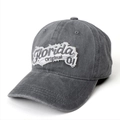 Détail du patch brodé de style américain sur une casquette en denim délavé - Réglable / Gris