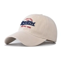 Dettaglio del cappellino beige in cotone con ricamo 3D e scritte in rosso e blu - Regolabile / Beige