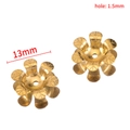 Cubreperlas de pétalos dorados de 13mm para joyería con agujero de 1,5mm y detalles - 20 Piezas/Paquete / Dorado