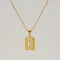 Collar de acero inoxidable chapado en oro 18K con colgante cuadrado mate y la letra K - Letra K