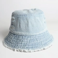Chapeau bob en jean bleu clair délavé avec bords effilochés et détails de déchirures mode - M (56-58cm) / Bleu clair