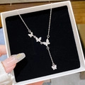 Collana in acciaio inossidabile argento con ciondoli a farfalla multipli e pietre di zircone - Stile Farfalle in Volo (X368) / Argento