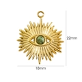 Vista detallada del colgante ojo de sol dorado con piedra verde y medidas de 22x18mm - Piedra de pino africano