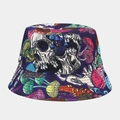 Detailansicht von Totenkopf- und Pilzmuster auf einem lila wendbaren Fischerhut - M(56-58cm) / Lila Totenkopf Pilz Druck