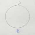 Detail van zilveren halve maan hanger ketting met verstelbare ketting en karabijnsluiting - Blauw X525