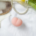 Support de téléphone mignon en forme de cœur rose avec perles sur tissu blanc élégant - Forme de Fesses