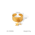 Dettaglio anello largo dorato satinato con ciondolo a stella e piccola perla bianca - Stile Dorato (HC-R30091)