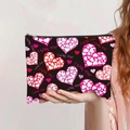 Detail van zwarte canvas tas met roze hartpatronen en I LOVE YOU tekstbedrukking - Zwart Hart Stijl (jiayingpbb3)