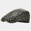 Primer plano de gorra de leopardo en cuero sintético destacando la textura y las costuras - Gorra Ivy / Leopardo Verde