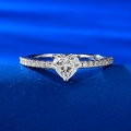 Dettaglio dell'anello con gemma a forma di cuore su base in velluto blu - US 5 / Zirconia Bianca