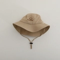 Detail eines khakifarbenen Sonnenhuts mit Stickerei und verstellbarem Windseil - Lucky Smiley / Khaki