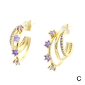 Detailansicht goldener C-Lagenohrringe mit lila Zirkonia und Krappenfassung - Violetter Zirkonia