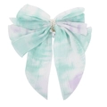 Dettaglio del fiocco per capelli in chiffon plissettato sfumato con decori di perle - Cyan Tie-dye