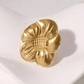 Elegante anello a fiore in acciaio inossidabile placcato oro con petali testurizzati su bianco - Aperto/Regolabile / Oro