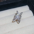 Vista macro de un anillo plateado con mariposa de circonitas sobre un fondo de caja blanca - 3# Ear Cuff de Mariposa y Estrella con Circonita - Plata - Pieza única