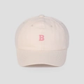 Detailansicht des rosa bestickten Buchstabens B auf einer cremeweißen Baumwollkappe - M (56-58cm) / Beige